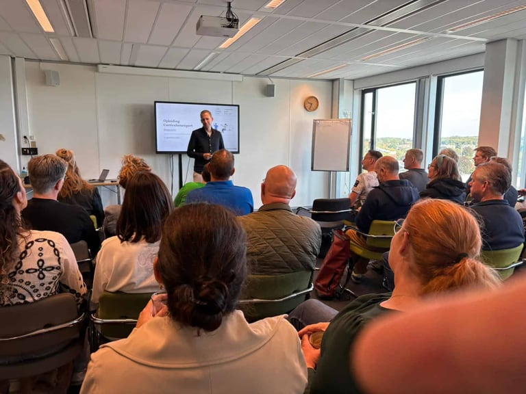 Deelnemers werken samen tijdens de opleiding Curriculumexpert