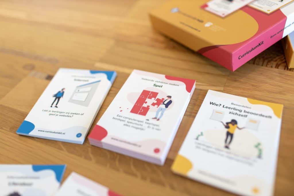 CurriculumKit-kaarten op tafel tijdens een ontwerpsessie
