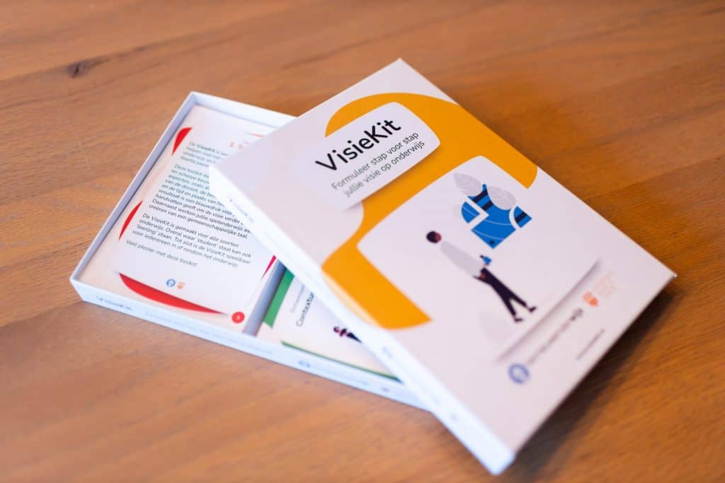 Open VisieKit-doos met kaarten op tafel